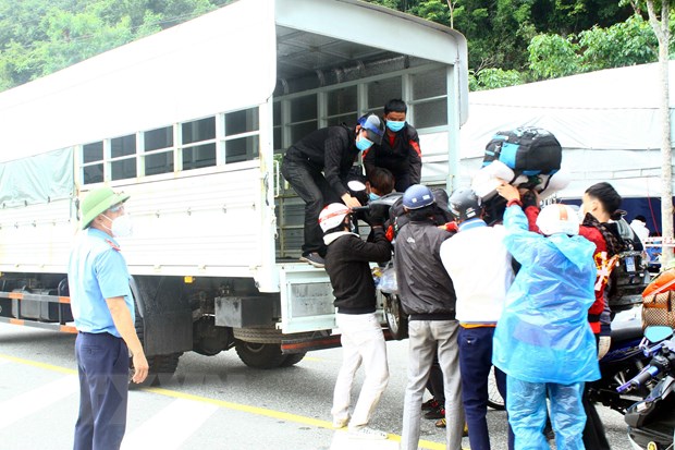 Phát hiện 30 người mắc Covid-19 trong một làng hoa; Thiếu tá CSGT đã tiêm 2 mũi vắc xin dương tính SARS-CoV-2 - Ảnh 1. Phát hiện 30 người mắc Covid-19 trong một làng hoa; Thiếu tá CSGT đã tiêm 2 mũi vắc xin dương tính SARS-CoV-2 - Ảnh 1.