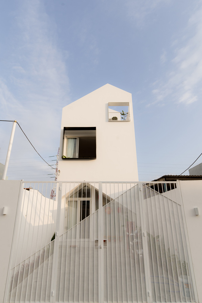 Vợ chồng trẻ x&acirc;y nh&agrave; 1,4 tỷ ở Đ&agrave; Nẵng: Nh&igrave;n ngo&agrave;i tưởng b&iacute;, v&agrave;o trong mới cho&aacute;ng v&igrave; nh&agrave; s&aacute;ng tho&aacute;ng v&ocirc; c&ugrave;ng - Ảnh 2.