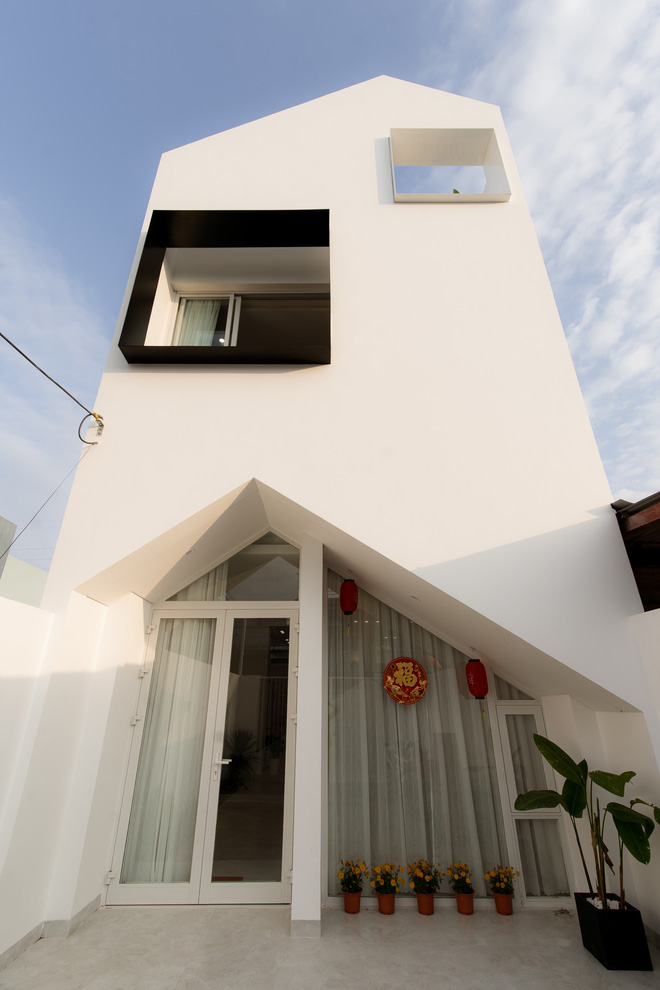 Vợ chồng trẻ x&acirc;y nh&agrave; 1,4 tỷ ở Đ&agrave; Nẵng: Nh&igrave;n ngo&agrave;i tưởng b&iacute;, v&agrave;o trong mới cho&aacute;ng v&igrave; nh&agrave; s&aacute;ng tho&aacute;ng v&ocirc; c&ugrave;ng - Ảnh 3.