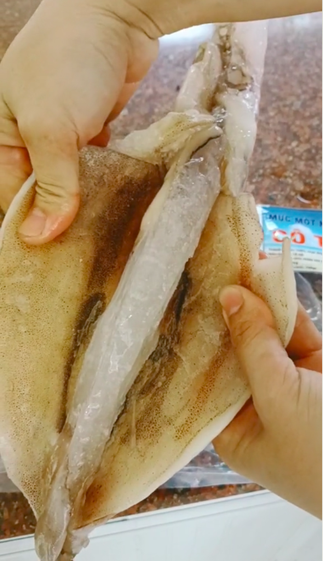 Sự thật bên trong con mực một nắng đóng gói khiến cô gái bức xúc lên tiếng: Bán buôn lươn lẹo thì mất khách hết - Ảnh 1. Sự thật bên trong con mực một nắng đóng gói khiến cô gái bức xúc lên tiếng: Bán buôn lươn lẹo thì mất khách hết - Ảnh 1.