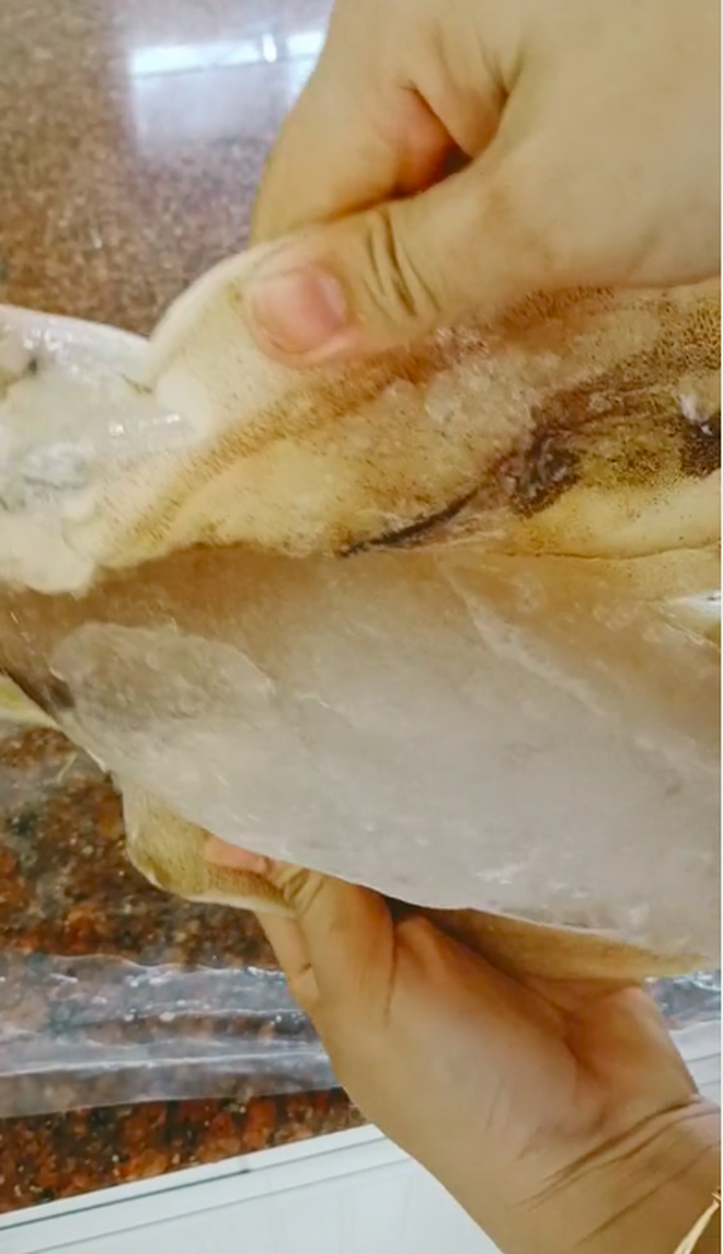 Sự thật bên trong con mực một nắng đóng gói khiến cô gái bức xúc lên tiếng: Bán buôn lươn lẹo thì mất khách hết - Ảnh 2. Sự thật bên trong con mực một nắng đóng gói khiến cô gái bức xúc lên tiếng: Bán buôn lươn lẹo thì mất khách hết - Ảnh 2.