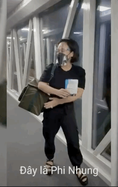  3 việc Việt Hương l&agrave;m g&acirc;y x&uacute;c động mạnh tr&ecirc;n chuyến bay đưa tro cốt Phi Nhung từ Việt Nam về Mỹ đo&agrave;n tụ gia đ&igrave;nh  - Ảnh 2.