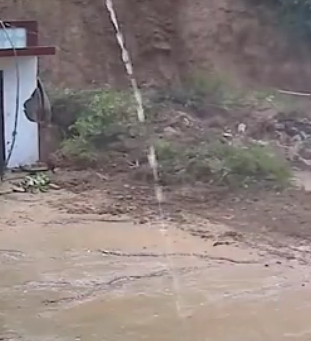 Clip: Lở đất kinh hoàng ngay sau nhà, hai người đàn ông may mắn thoát chết trong gang tấc - Ảnh 3. Clip: Lở đất kinh hoàng ngay sau nhà, hai người đàn ông may mắn thoát chết trong gang tấc - Ảnh 3.