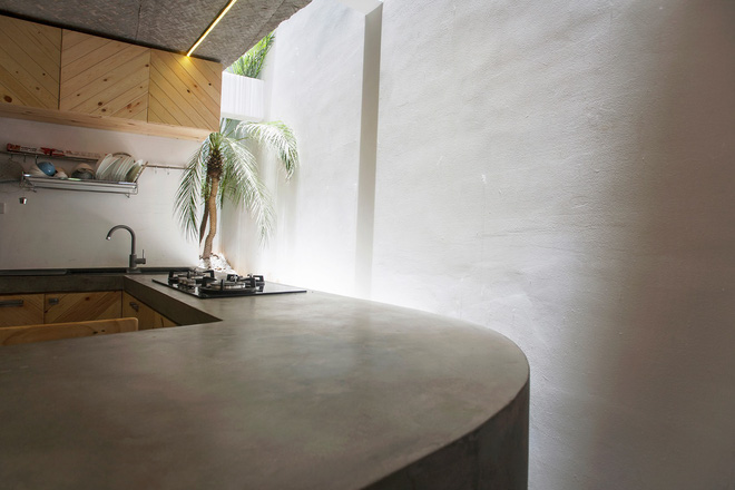 Chàng trai trẻ về Hà Nội xây nơi ẩn náu yên bình chỉ 40m2, mặt tiền mộc mạc lọt thỏm giữa khu phố mà không ngờ bên trong chất đến vậy! - Ảnh 13. Chàng trai trẻ về Hà Nội xây nơi ẩn náu yên bình chỉ 40m2, mặt tiền mộc mạc lọt thỏm giữa khu phố mà không ngờ bên trong chất đến vậy! - Ảnh 13.