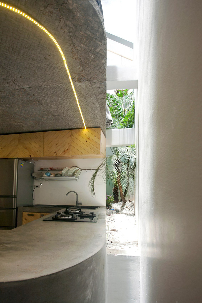 Chàng trai trẻ về Hà Nội xây nơi ẩn náu yên bình chỉ 40m2, mặt tiền mộc mạc lọt thỏm giữa khu phố mà không ngờ bên trong chất đến vậy! - Ảnh 14. Chàng trai trẻ về Hà Nội xây nơi ẩn náu yên bình chỉ 40m2, mặt tiền mộc mạc lọt thỏm giữa khu phố mà không ngờ bên trong chất đến vậy! - Ảnh 14.