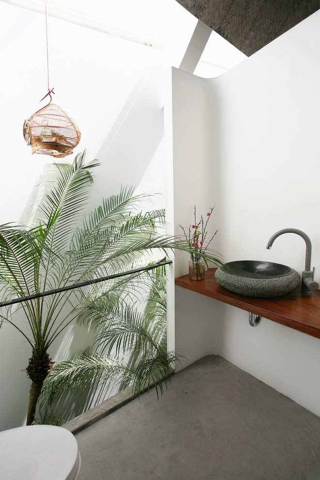 Chàng trai trẻ về Hà Nội xây nơi ẩn náu yên bình chỉ 40m2, mặt tiền mộc mạc lọt thỏm giữa khu phố mà không ngờ bên trong chất đến vậy! - Ảnh 20. Chàng trai trẻ về Hà Nội xây nơi ẩn náu yên bình chỉ 40m2, mặt tiền mộc mạc lọt thỏm giữa khu phố mà không ngờ bên trong chất đến vậy! - Ảnh 20.