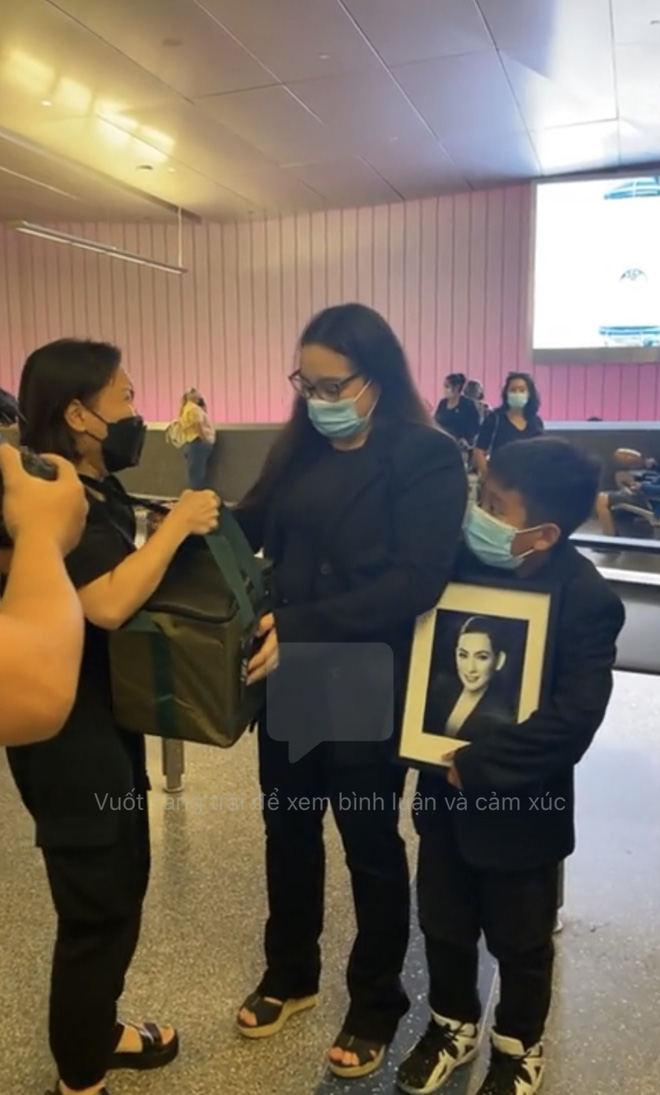 Cảnh tương phùng đau lòng nhất sáng nay: Cháu ruột ca sĩ Phi Nhung ôm chặt di ảnh, ngơ ngác nhìn lọ tro cốt của bà ngoại - Ảnh 3. Cảnh tương phùng đau lòng nhất sáng nay: Cháu ruột ca sĩ Phi Nhung ôm chặt di ảnh, ngơ ngác nhìn lọ tro cốt của bà ngoại - Ảnh 3.