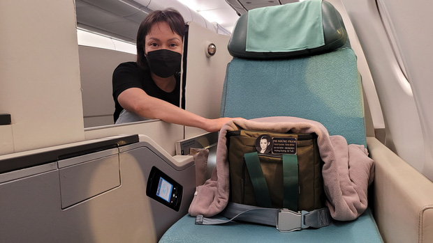 Trizzie Phương Trinh đón Phi Nhung về Mỹ: 31 năm trước chị ra rước em bằng xương bằng thịt, nay chỉ còn lại là một hũ tro cốt - Ảnh 4. Trizzie Phương Trinh đón Phi Nhung về Mỹ: 31 năm trước chị ra rước em bằng xương bằng thịt, nay chỉ còn lại là một hũ tro cốt - Ảnh 4.