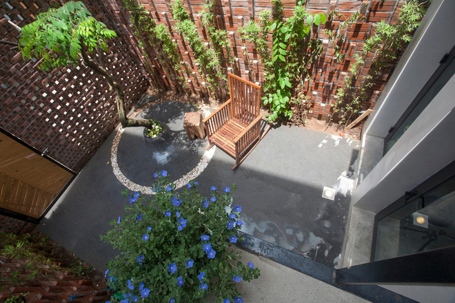 Chàng trai trẻ về Hà Nội xây nơi ẩn náu yên bình chỉ 40m2, mặt tiền mộc mạc lọt thỏm giữa khu phố mà không ngờ bên trong chất đến vậy! - Ảnh 5. Chàng trai trẻ về Hà Nội xây nơi ẩn náu yên bình chỉ 40m2, mặt tiền mộc mạc lọt thỏm giữa khu phố mà không ngờ bên trong chất đến vậy! - Ảnh 5.