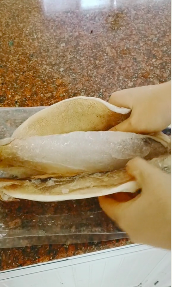 Sự thật bên trong con mực một nắng đóng gói khiến cô gái bức xúc lên tiếng: Bán buôn lươn lẹo thì mất khách hết - Ảnh 4. Sự thật bên trong con mực một nắng đóng gói khiến cô gái bức xúc lên tiếng: Bán buôn lươn lẹo thì mất khách hết - Ảnh 4.