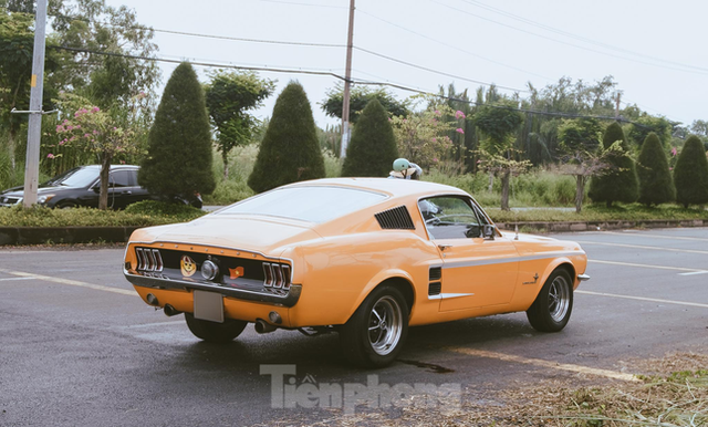 Loạt xe cổ cực hiếm xuống phố ở Sài Gòn - Ảnh 4. Loạt xe cổ cực hiếm xuống phố ở Sài Gòn - Ảnh 4.