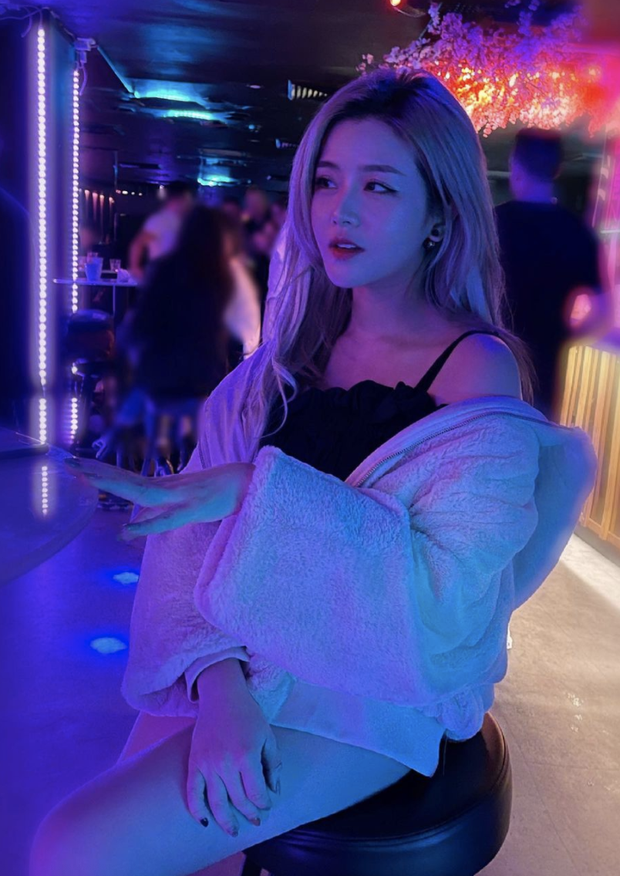 Hội chị - em đình đám của sao Vbiz: Nhà Nhã Phương gen quá trội, Ngọc Trinh nóng bỏng vẫn bị lu mờ bởi chị gái vì điểm này? - Ảnh 9. Hội chị - em đình đám của sao Vbiz: Nhà Nhã Phương gen quá trội, Ngọc Trinh nóng bỏng vẫn bị lu mờ bởi chị gái vì điểm này? - Ảnh 9.