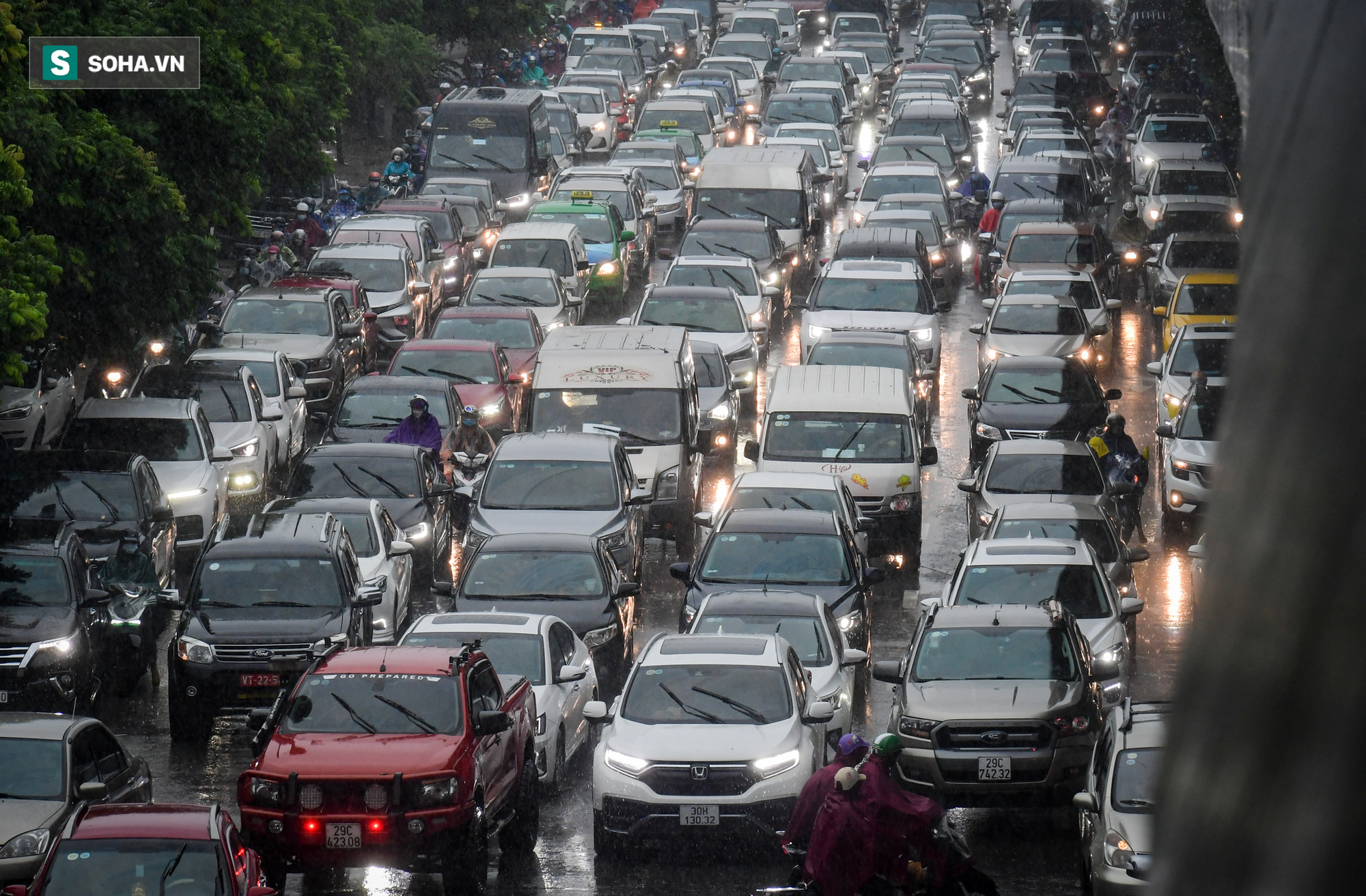 Đường phố Hà Nội tắc cứng trong mưa sáng đầu tuần, ô tô dàn hàng 6 chiếm hết lòng đường - Ảnh 1.