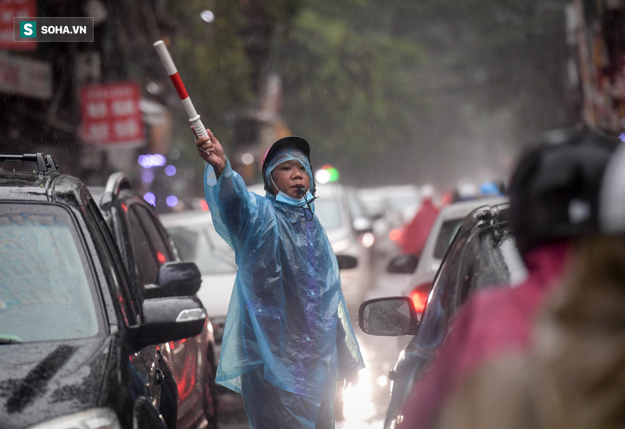 Đường phố Hà Nội tắc cứng trong mưa sáng đầu tuần, ô tô dàn hàng 6 chiếm hết lòng đường - Ảnh 9.