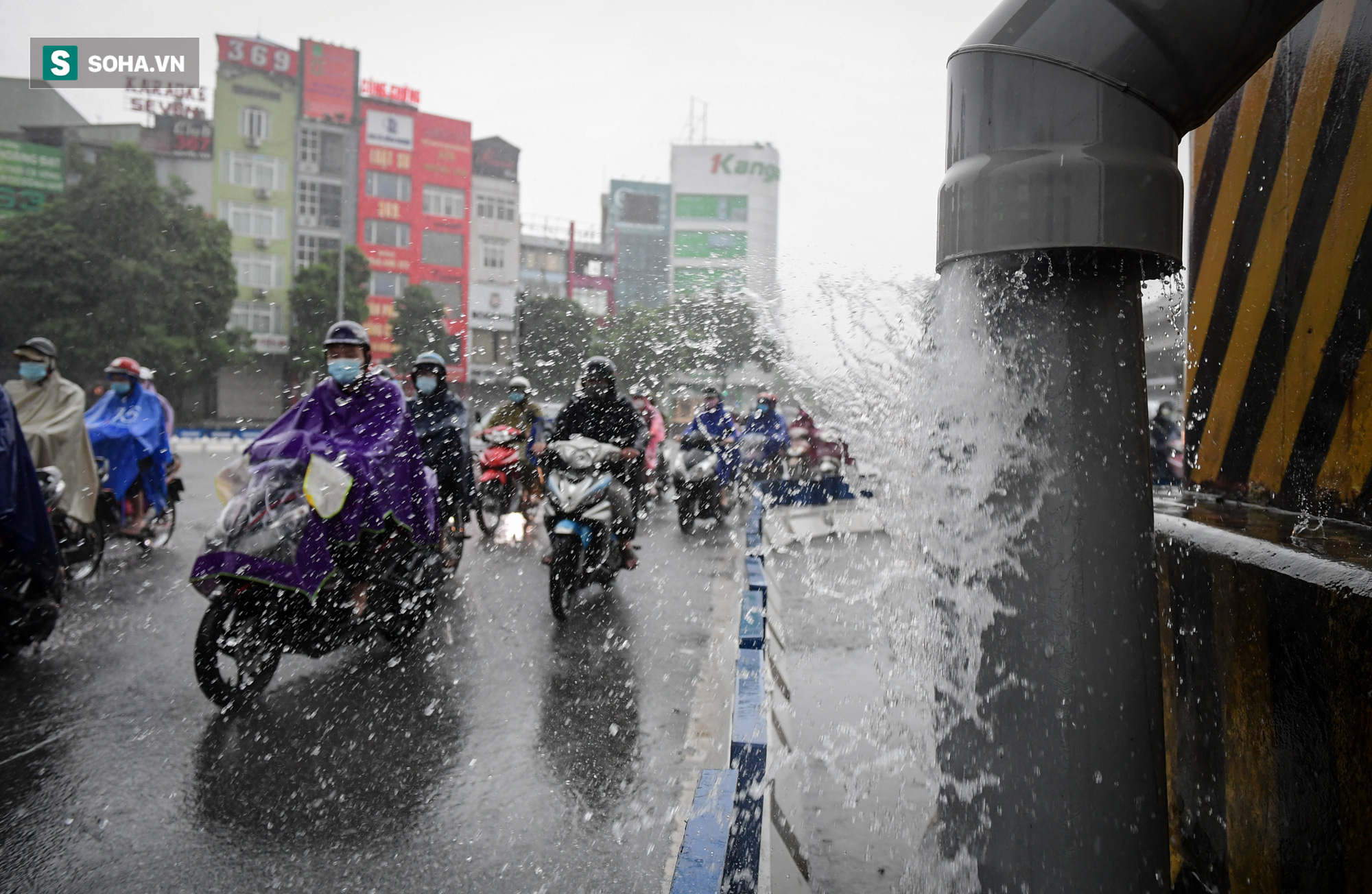 Đường phố Hà Nội tắc cứng trong mưa sáng đầu tuần, ô tô dàn hàng 6 chiếm hết lòng đường - Ảnh 11.