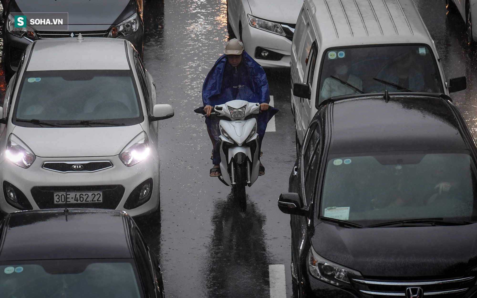 Đường phố Hà Nội tắc cứng trong mưa sáng đầu tuần, ô tô dàn hàng 6 chiếm hết lòng đường - Ảnh 2.