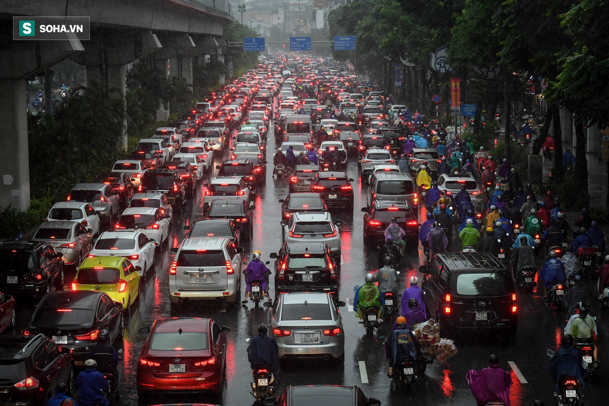 Đường phố Hà Nội tắc cứng trong mưa sáng đầu tuần, ô tô dàn hàng 6 chiếm hết lòng đường - Ảnh 3.