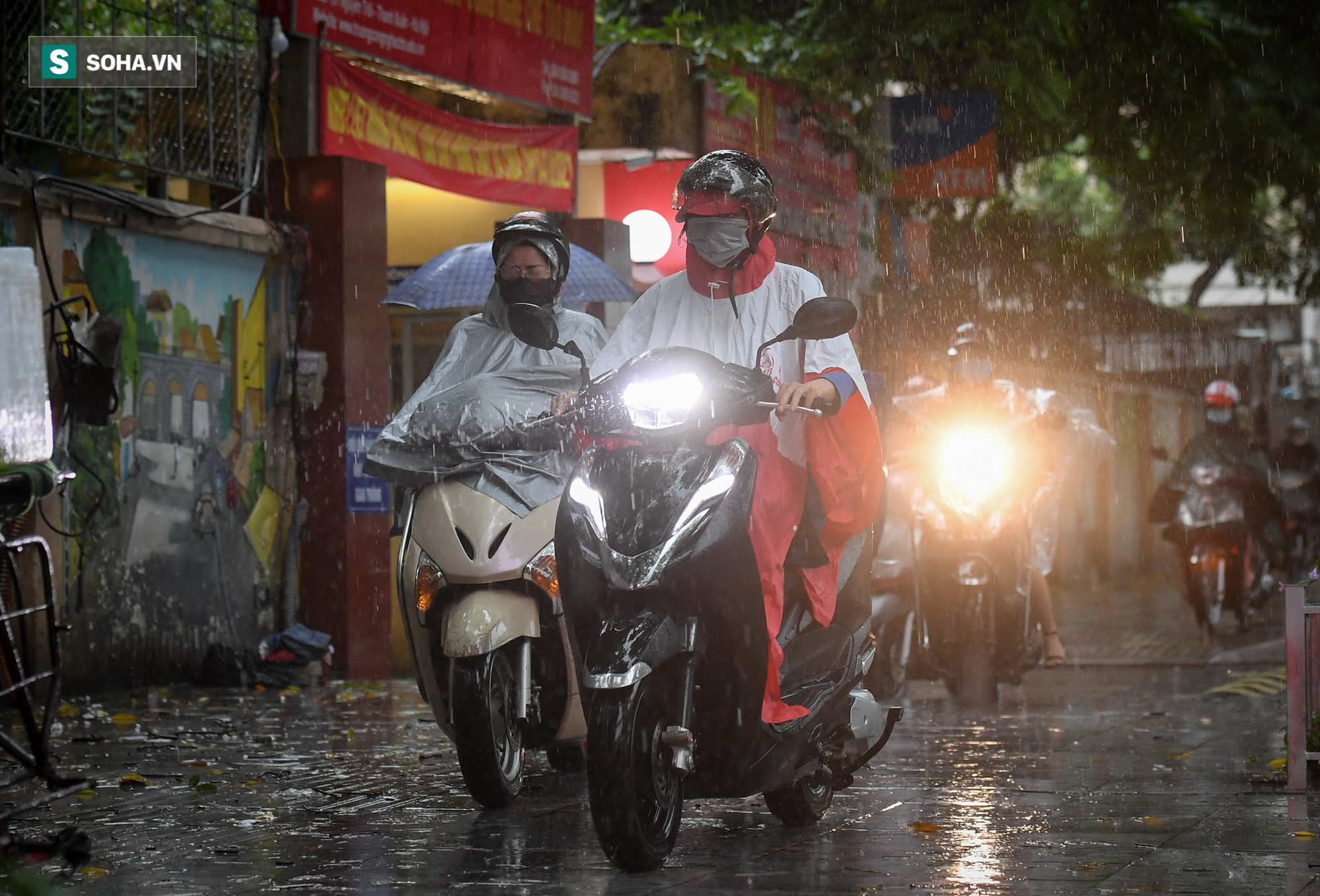 Đường phố Hà Nội tắc cứng trong mưa sáng đầu tuần, ô tô dàn hàng 6 chiếm hết lòng đường - Ảnh 4.