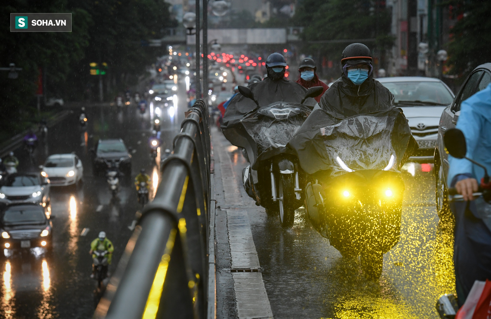 Đường phố Hà Nội tắc cứng trong mưa sáng đầu tuần, ô tô dàn hàng 6 chiếm hết lòng đường - Ảnh 5.