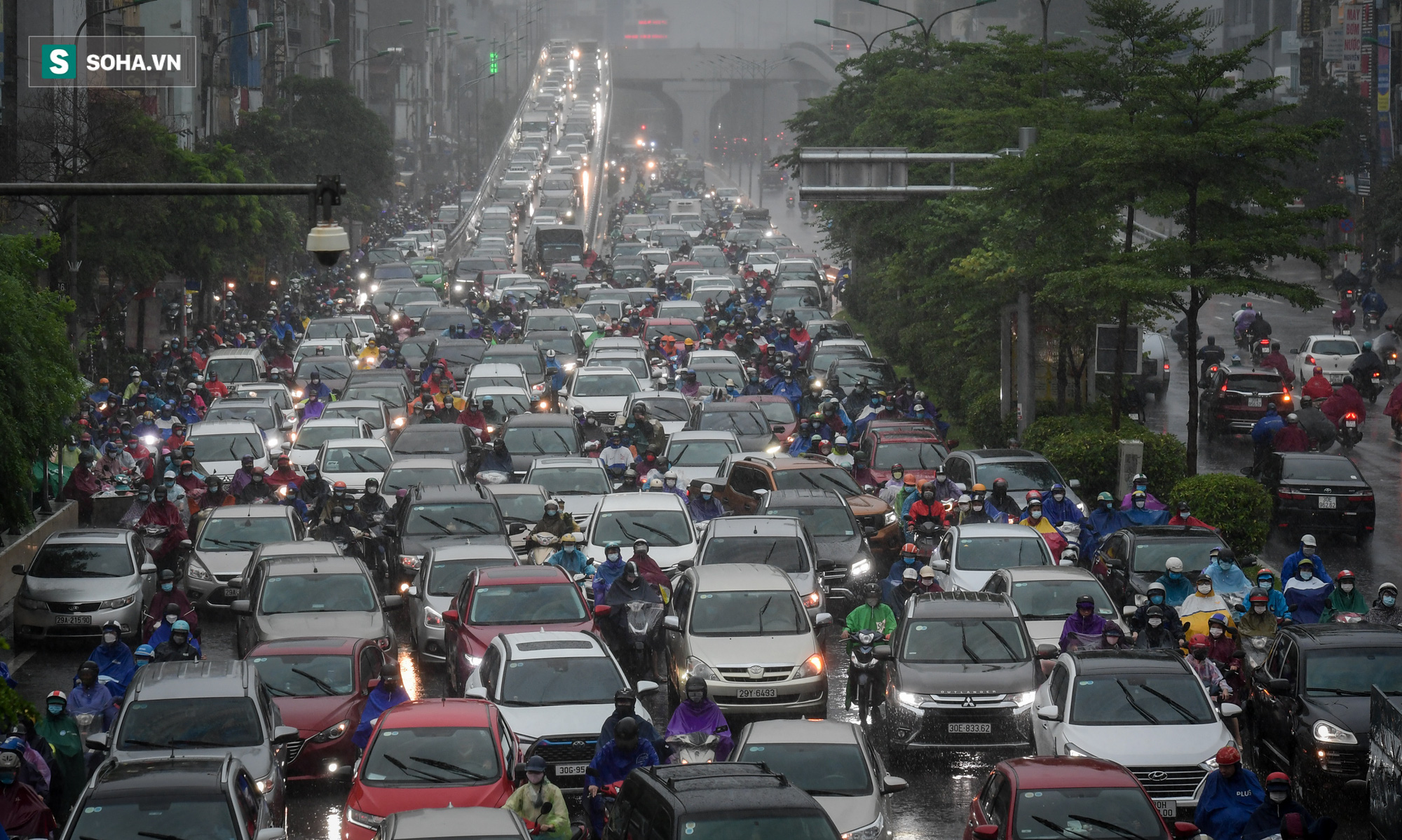 Đường phố Hà Nội tắc cứng trong mưa sáng đầu tuần, ô tô dàn hàng 6 chiếm hết lòng đường - Ảnh 6.