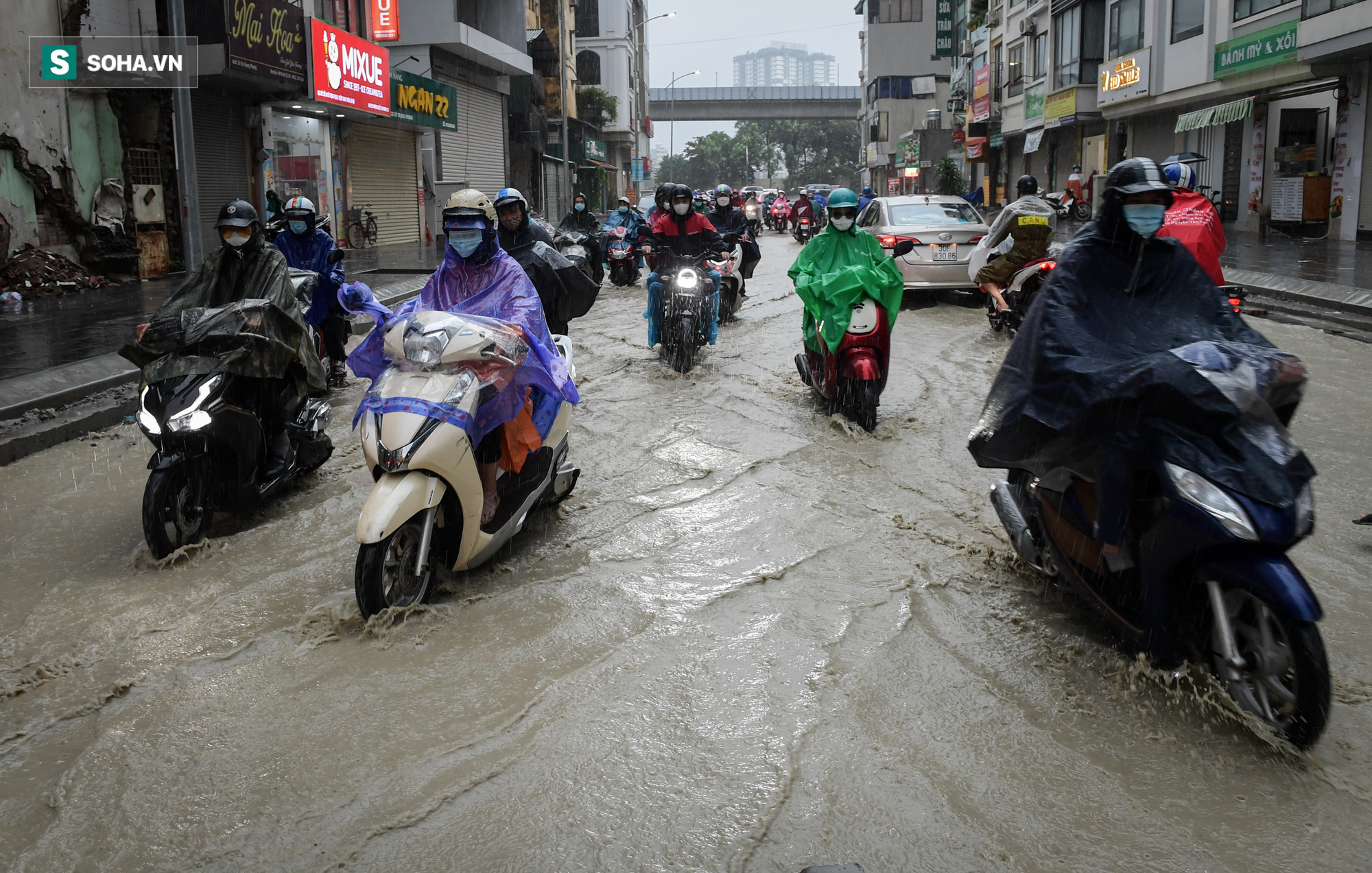 Đường phố Hà Nội tắc cứng trong mưa sáng đầu tuần, ô tô dàn hàng 6 chiếm hết lòng đường - Ảnh 7.