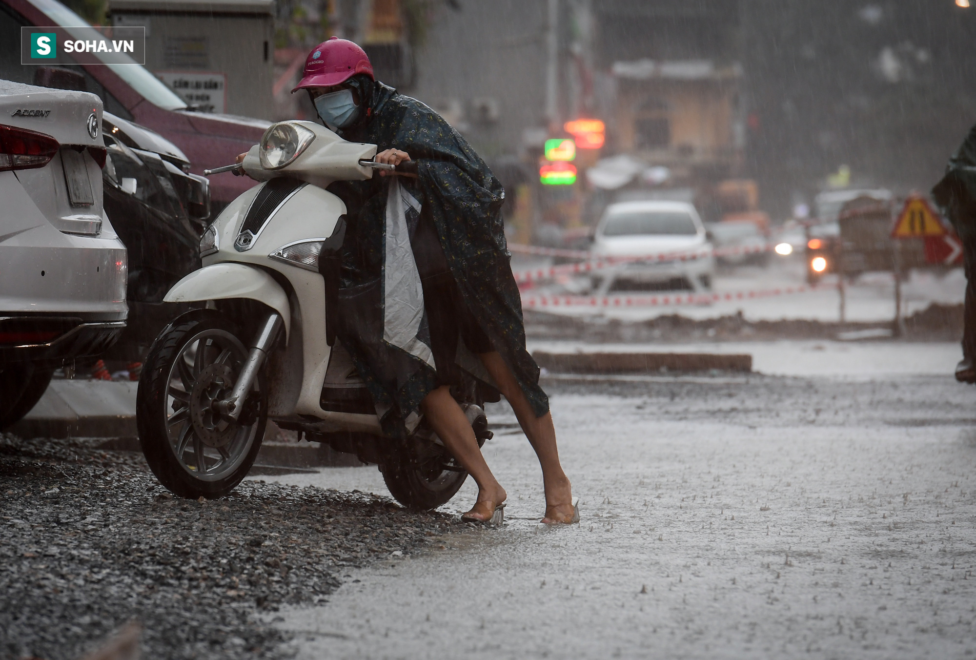 Đường phố Hà Nội tắc cứng trong mưa sáng đầu tuần, ô tô dàn hàng 6 chiếm hết lòng đường - Ảnh 8.