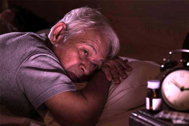 Người cao tuổi nên ăn uống thế nào để có giấc ngủ ngon? - Ảnh 1.