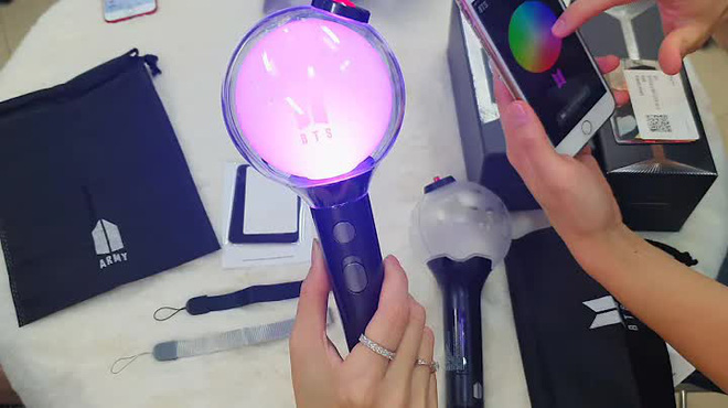 Fan K-pop cảm thấy đau đớn vì không mua được lighstick do tình trạng thiếu chip toàn cầu - Ảnh 1.