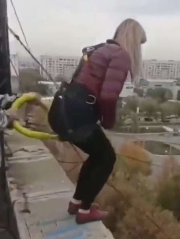 Video: Người phụ nữ nhảy bungee từ tầng thượng tòa nhà nhưng dây an toàn bị đứt, khoảnh khắc cuối cùng gây xót xa - Ảnh 3.