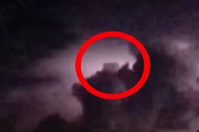 UFO xuất hiện gần Khu vực 51, người ngoài hành tinh theo dõi căn cứ tối mật của Mỹ? - Ảnh 3.