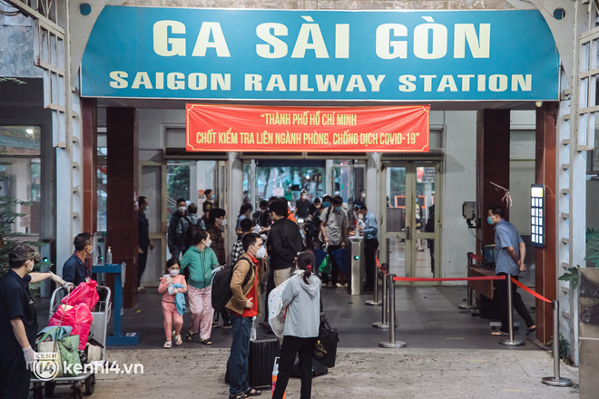 Chuyến tàu đầu tiên ở Sài Gòn chạy lại sau dịch, người dân phấn khởi: Đường về còn xa nhưng đặt chân được lên tàu là vui lắm rồi! - Ảnh 1.