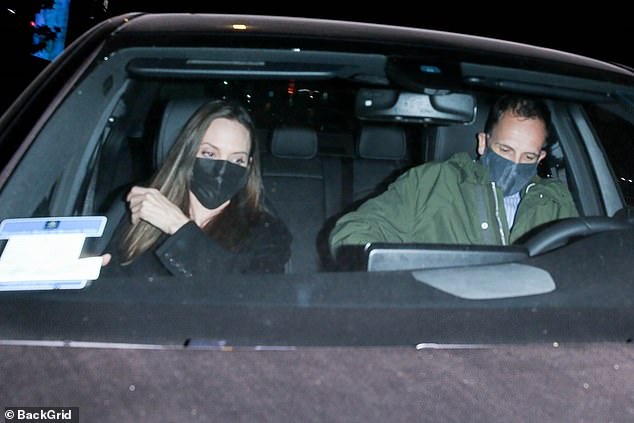 Angelina Jolie lại đi hẹn hò với chồng cũ, lộ ảnh trong xe làm dân tình rần rần: Liệu có tái hợp sau 20 năm? - Ảnh 1.