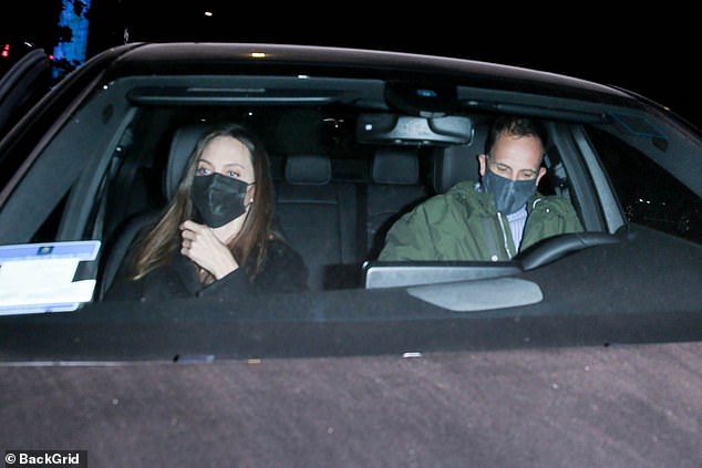 Angelina Jolie lại đi hẹn hò với chồng cũ, lộ ảnh trong xe làm dân tình rần rần: Liệu có tái hợp sau 20 năm? - Ảnh 2.