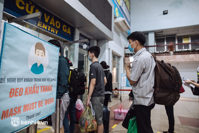 Chuyến tàu đầu tiên ở Sài Gòn chạy lại sau dịch, người dân phấn khởi: Đường về còn xa nhưng đặt chân được lên tàu là vui lắm rồi! - Ảnh 3.