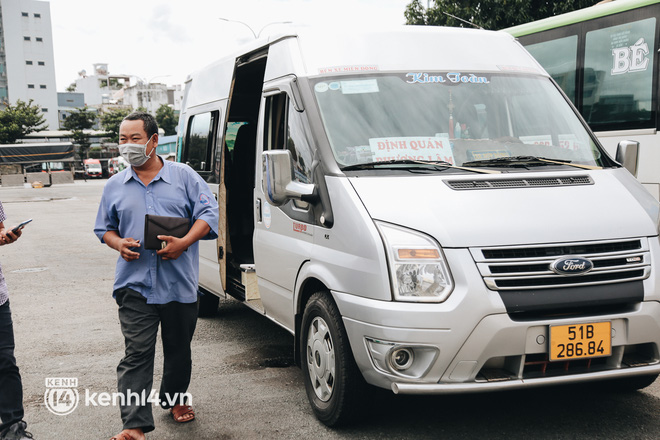 Ngày đầu bến xe lớn nhất trung tâm Sài Gòn mở lại, tài xế chờ từ sáng đến trưa vẫn không có khách đi - Ảnh 4.