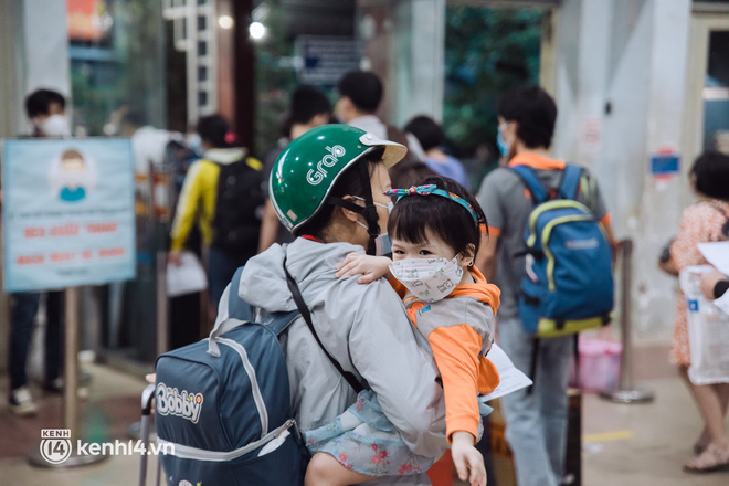 Chuyến tàu đầu tiên ở Sài Gòn chạy lại sau dịch, người dân phấn khởi: Đường về còn xa nhưng đặt chân được lên tàu là vui lắm rồi! - Ảnh 5.