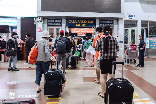 Chuyến tàu đầu tiên ở Sài Gòn chạy lại sau dịch, người dân phấn khởi: Đường về còn xa nhưng đặt chân được lên tàu là vui lắm rồi! - Ảnh 6.