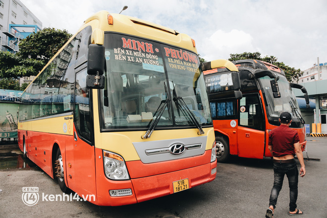 Ngày đầu bến xe lớn nhất trung tâm Sài Gòn mở lại, tài xế chờ từ sáng đến trưa vẫn không có khách đi - Ảnh 9.