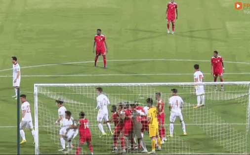 Cộng đồng mạng Việt Nam tràn vào fanpage tuyển Oman phàn nàn về lối chơi 'ruồi bâu'