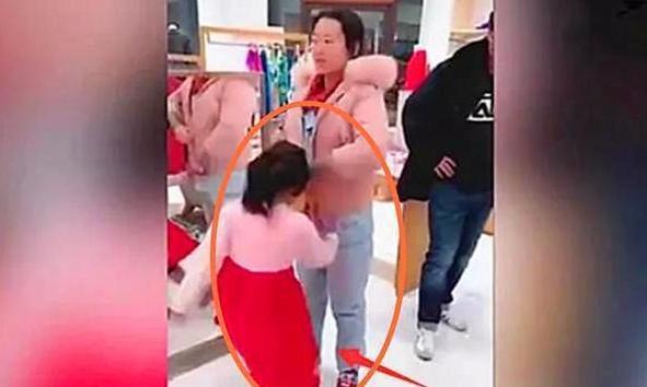 Thấy con gái liên tục gào khóc rồi đá vào chân mẹ, bố làm 1 việc khiến mọi người xung quanh vỗ tay tán thưởng - Ảnh 1.