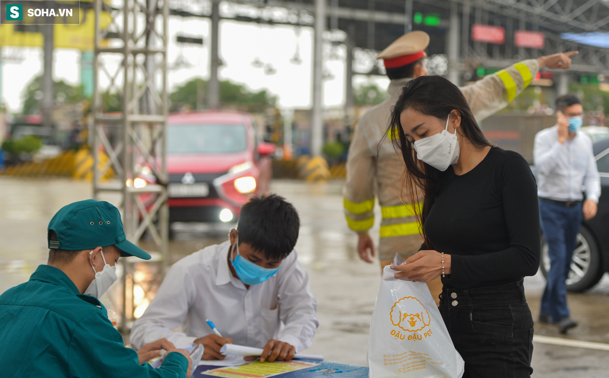 Nhiều tài xế phải quay đầu ở chốt cửa ngõ Hà Nội vì không có giấy xét nghiệm Covid-19 - Ảnh 5.