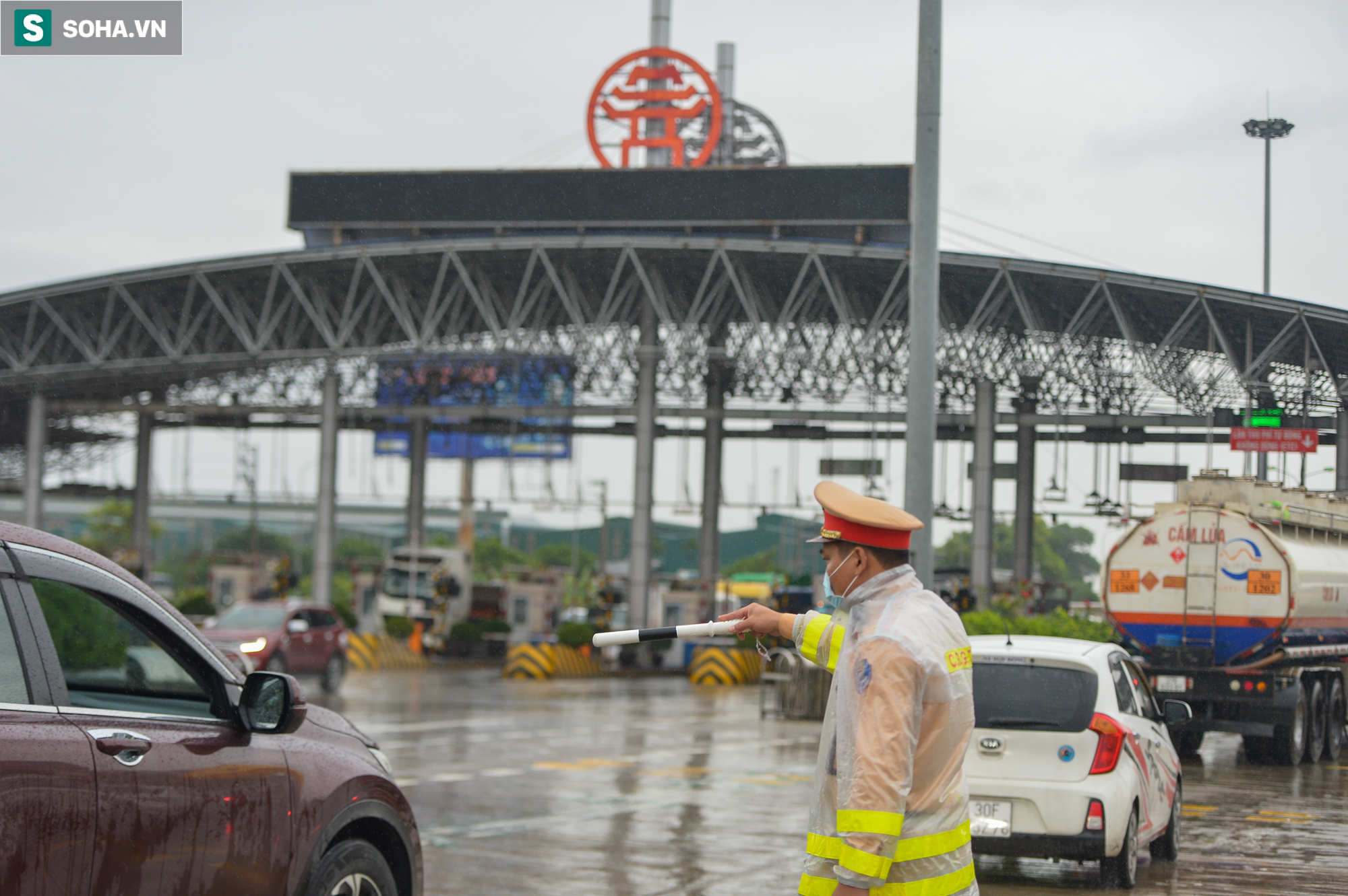 Nhiều tài xế phải quay đầu ở chốt cửa ngõ Hà Nội vì không có giấy xét nghiệm Covid-19 - Ảnh 2.