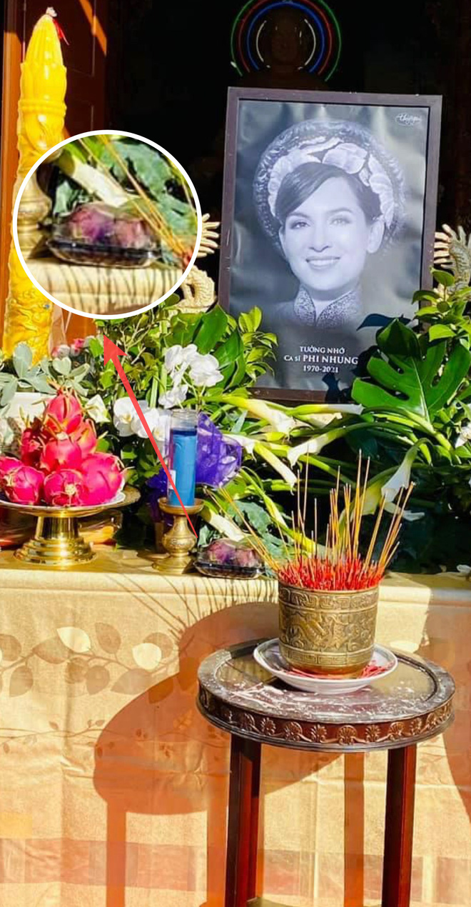 Trên bàn thờ cố ca sĩ Phi Nhung tại tang lễ Mỹ có đặt 1 món từng khiến NS Việt Hương khóc nghẹn khi nhắc đến! - Ảnh 1. Trên bàn thờ cố ca sĩ Phi Nhung tại tang lễ Mỹ có đặt 1 món từng khiến NS Việt Hương khóc nghẹn khi nhắc đến! - Ảnh 1.