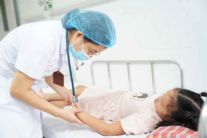 Bé gái 9 tuổi tại Hà Nội nguy kịch vì sốt xuất huyết: Bác sĩ gửi lời cảnh báo khẩn thiết tới phụ huynh - Ảnh 1. Bé gái 9 tuổi tại Hà Nội nguy kịch vì sốt xuất huyết: Bác sĩ gửi lời cảnh báo khẩn thiết tới phụ huynh - Ảnh 1.