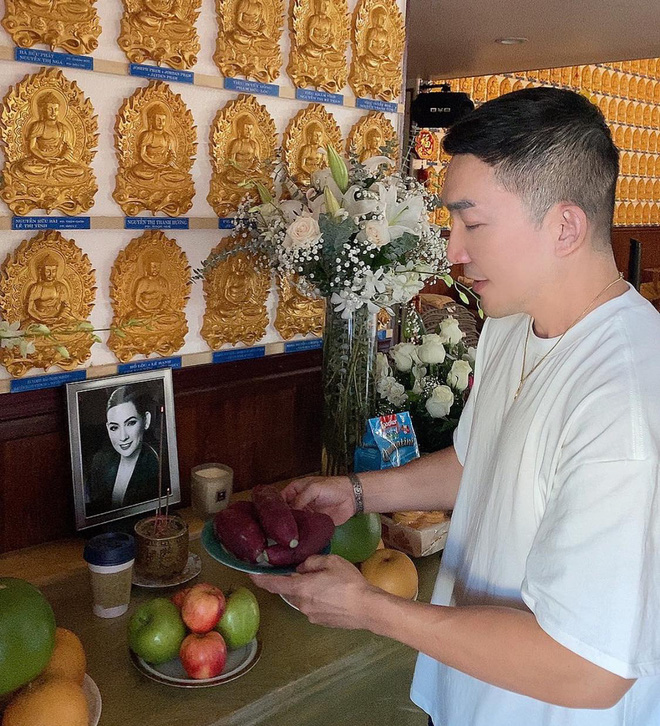  Trên bàn thờ cố ca sĩ Phi Nhung tại tang lễ Mỹ có đặt 1 món từng khiến NS Việt Hương khóc nghẹn khi nhắc đến!  - Ảnh 3.