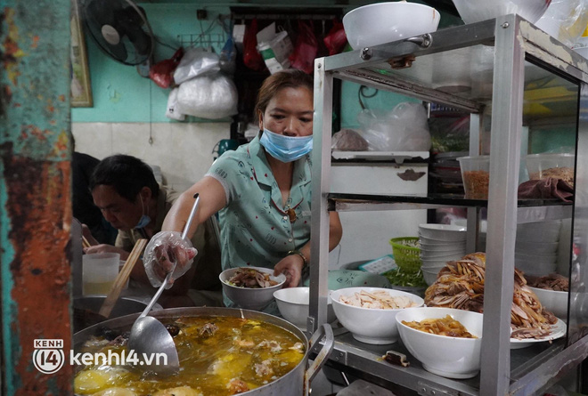 Quán phở Hà Nội rộn ràng ngày đầu mở cửa. Số ca mắc mới và tử vong trong 24h lại tăng - Ảnh 4.