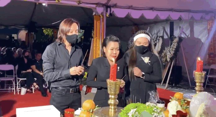 Trên bàn thờ cố ca sĩ Phi Nhung tại tang lễ Mỹ có đặt 1 món từng khiến NS Việt Hương khóc nghẹn khi nhắc đến! - Ảnh 5. Trên bàn thờ cố ca sĩ Phi Nhung tại tang lễ Mỹ có đặt 1 món từng khiến NS Việt Hương khóc nghẹn khi nhắc đến! - Ảnh 5.