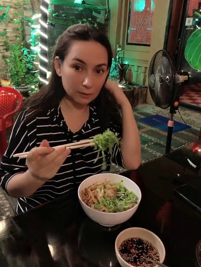 Trên bàn thờ cố ca sĩ Phi Nhung tại tang lễ Mỹ có đặt 1 món từng khiến NS Việt Hương khóc nghẹn khi nhắc đến! - Ảnh 6. Trên bàn thờ cố ca sĩ Phi Nhung tại tang lễ Mỹ có đặt 1 món từng khiến NS Việt Hương khóc nghẹn khi nhắc đến! - Ảnh 6.