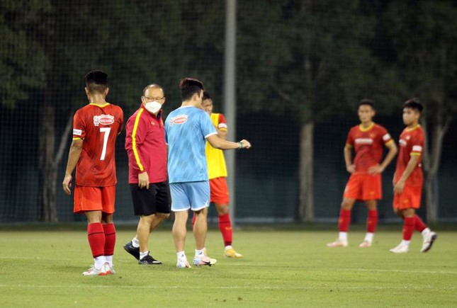 HLV Park Hang-seo cầm tay chỉ việc, U23 Việt Nam hứng khởi tập luyện - Ảnh 1.