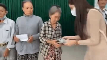 Clip Thủy Tiên phát 10 triệu nhưng bà cụ đếm lại chỉ có 5, thái độ ngó lơ nhiều lần được đào lại ngay bão từ thiện - Ảnh 1. Clip Thủy Tiên phát 10 triệu nhưng bà cụ đếm lại chỉ có 5, thái độ ngó lơ nhiều lần được đào lại ngay bão từ thiện - Ảnh 1.